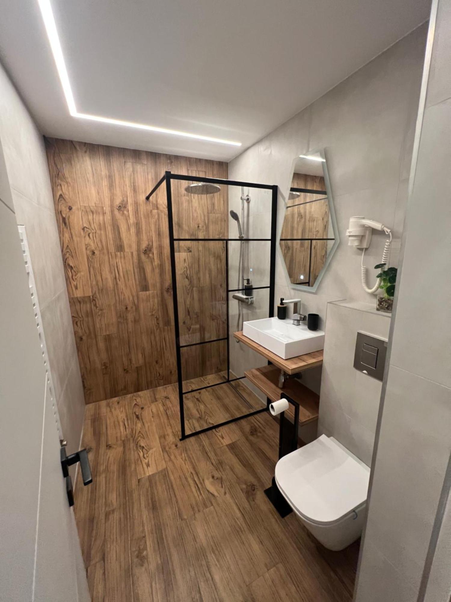 Modern Premium 1 *